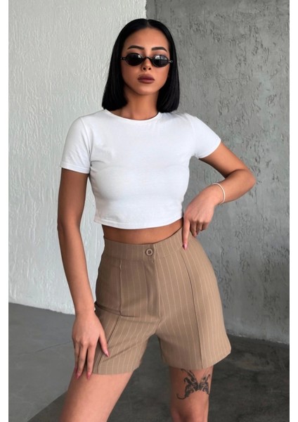 Zarif ve Şıklığı Bir Arada Sunan Yüksek Bel Krep Esnek Çimalı Çizgili Şort Bej modelleri