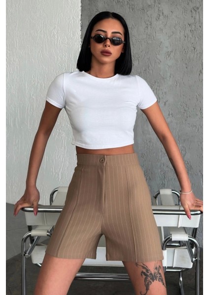 Zarif ve Şıklığı Bir Arada Sunan Yüksek Bel Krep Esnek Çimalı Çizgili Şort Bej fırsatları