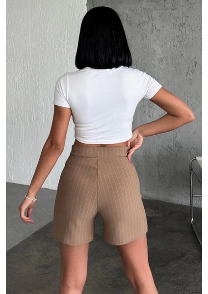 Zarif ve Şıklığı Bir Arada Sunan Yüksek Bel Krep Esnek Çimalı Çizgili Şort Bej indirimleri