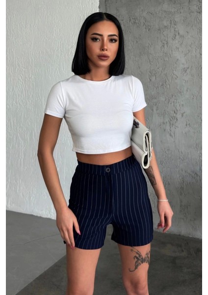 Zarif ve Şıklığı Bir Arada Sunan Yüksek Bel Krep Esnek Çimalı Çizgili Şort Lacivert