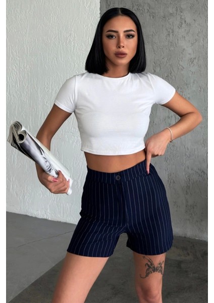 Zarif ve Şıklığı Bir Arada Sunan Yüksek Bel Krep Esnek Çimalı Çizgili Şort Lacivert indirimleri