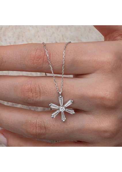 Baget Taşlı Çiçek Desen 925 Ayar Gümüş Kadın Kolye