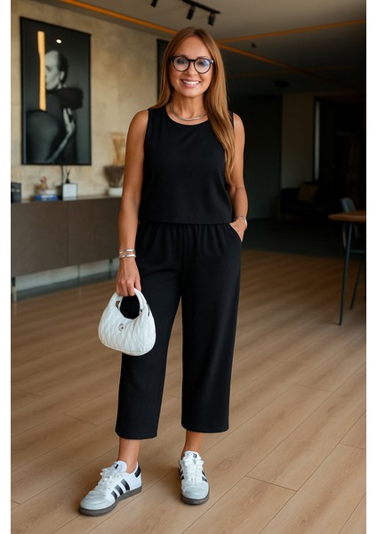 Kadın Bisiklet Yaka Kolsuz Bluz ve Beli Lastikli Kısa Paça Pantolon Ikili Takım