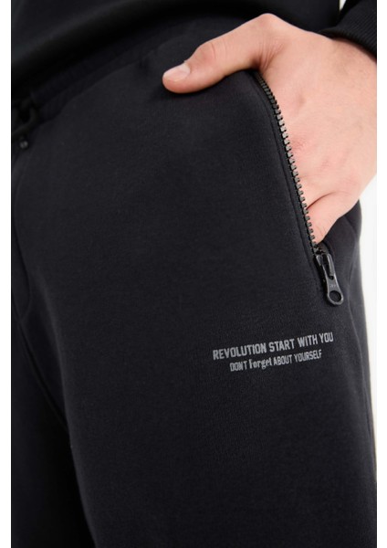 Regular Fit Beli Bağcıklı İçi Yumuşak Tüylü Paçası Lastikli Baskılı Fermuar Cepli Eşofman Altı Y5511AZ25AU indirimleri