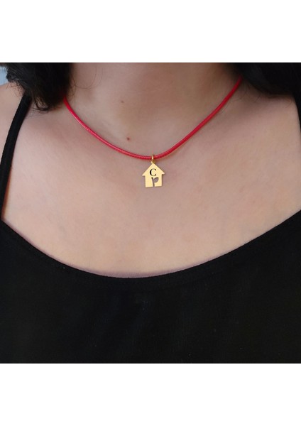 Altın Plakalı 14 Ayar C Harfine Özel Kırmızı Bağlıklı Ev Figürlü Hediyelik KOLYE-628HARF