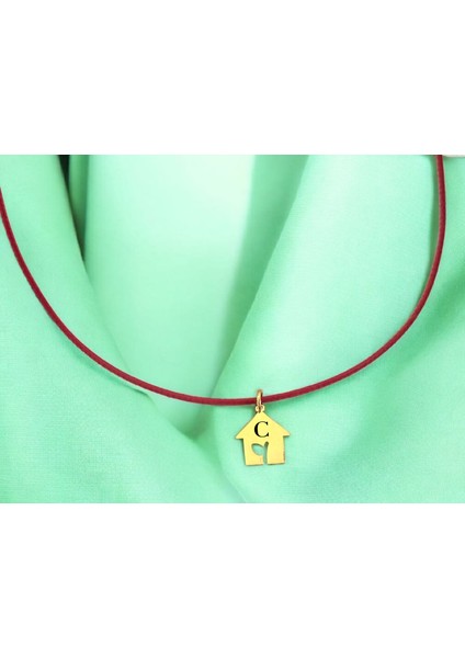 Altın Plakalı 14 Ayar C Harfine Özel Kırmızı Bağlıklı Ev Figürlü Hediyelik KOLYE-628HARF fiyatları