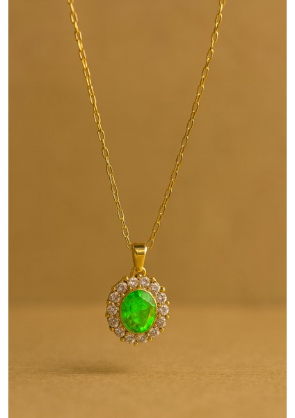Kadın Altın Renkli Zincirli Kolye - Yeşil Taşlı ve Taşlı Çerçeveli Zarif Tasarım