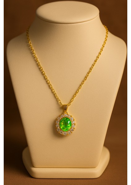 Kadın Altın Renkli Zincirli Kolye - Yeşil Taşlı ve Taşlı Çerçeveli Zarif Tasarım fırsatları