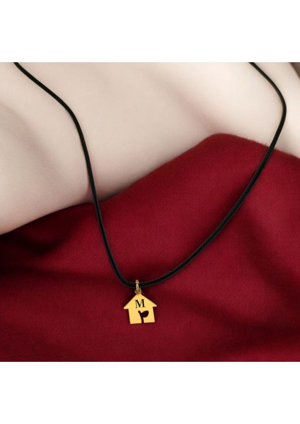 Altın Plakalı 14 Ayar M Harfine Özel Siyah Bağlıklı Ev Motifli Hediyelik KOLYE-631HARF fiyatları