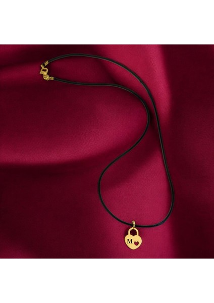 Altın Plakalı 14 Ayar M Harfine Özel Siyah Bağlıklı Kalp Motifli Hediyelik KOLYE-632HARF fiyatları