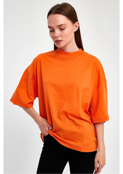 Kadın Yarım Balıkçı Yaka Kısa Kol T-Shirt