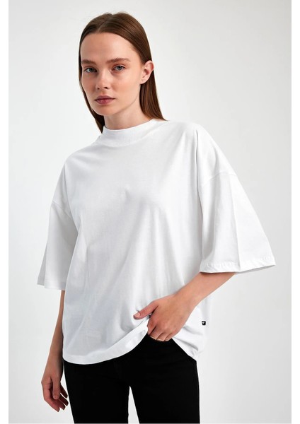 Kadın Yarım Balıkçı Yaka Kısa Kol T-Shirt