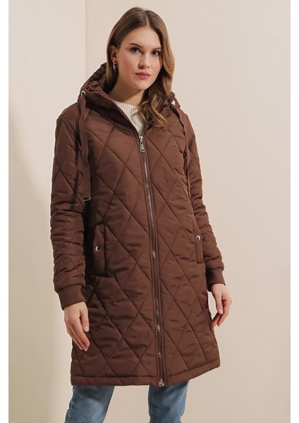 Runiquehome 5138 Kapitone Uzun Şişme Mont - Kahverengi