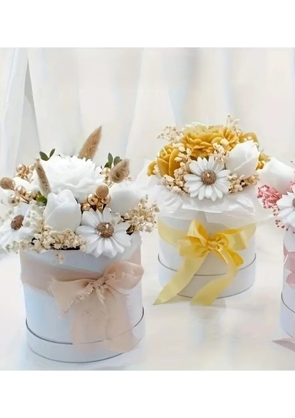 Çeşitli Çiçeklerle Süslü Hasır Sepet Içinde Çiçek Buketi Mum Seti Romantik Mum Sevgiliye Hediye