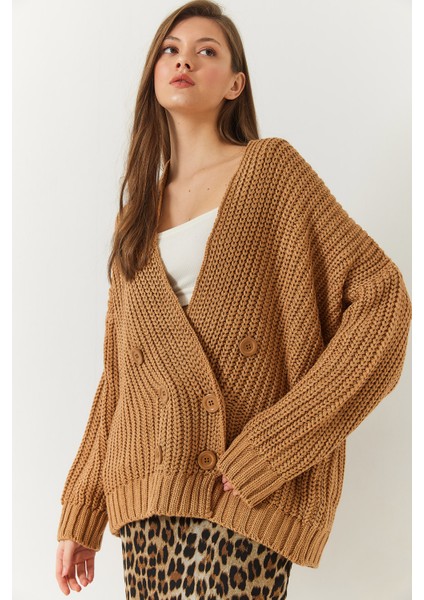 Kadın Saç Örgülü Altı Düğmeli Triko Hırka indirimleri