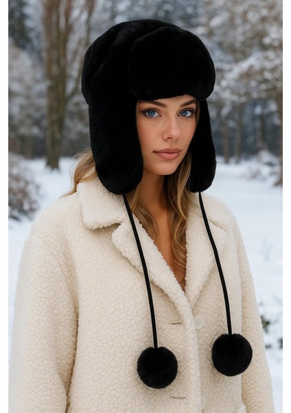 Siyah Peluş Kulaklı Ponponlu Bere Şapka