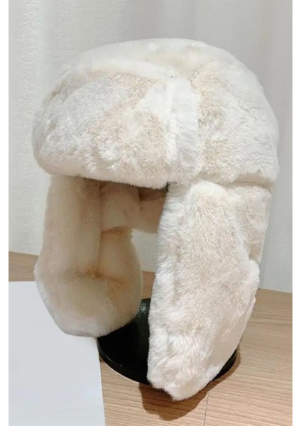 Kadın Bej Peluş Kulaklı Klipsli Bucket Bere Şapka – Yumuşak Polyester, Rahat ve Sıcak Tutma Özellikli modelleri