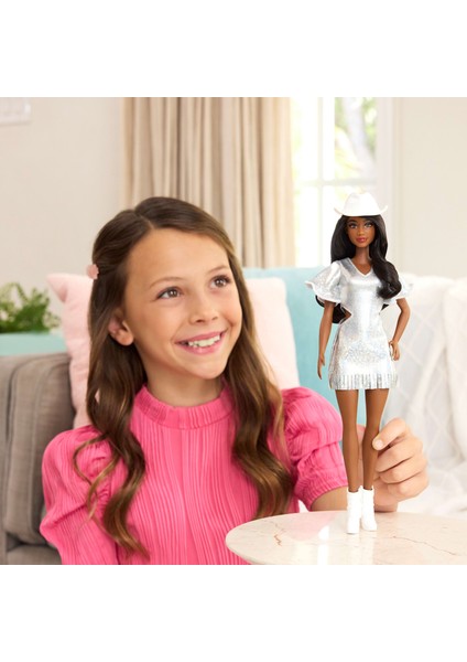 ® Bebek Gümüş Rengi Işıltılı Elbisesi, Kovboy Şapkası ve Çizmeleriyle Siyah Saçlı Barbie Fashionistas Bebek (239) HYT95 fiyatları