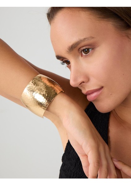 Altın Rengi Desenli Parlak Kelepçe Bileklik