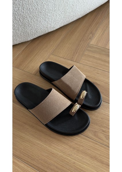 Parmak Arası Yüzük Detaylı Çaprak Bant Terlik Vizon