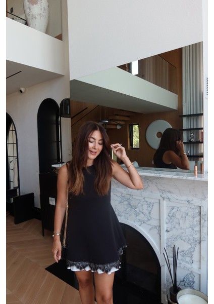 Ön Kısmı Dikişli Etek Ucu Dantelli Kolsuz Elbise