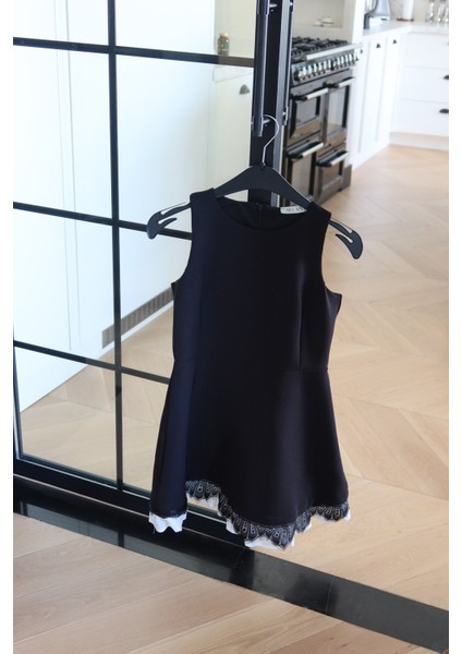 Ön Kısmı Dikişli Etek Ucu Dantelli Kolsuz Elbise fiyatları