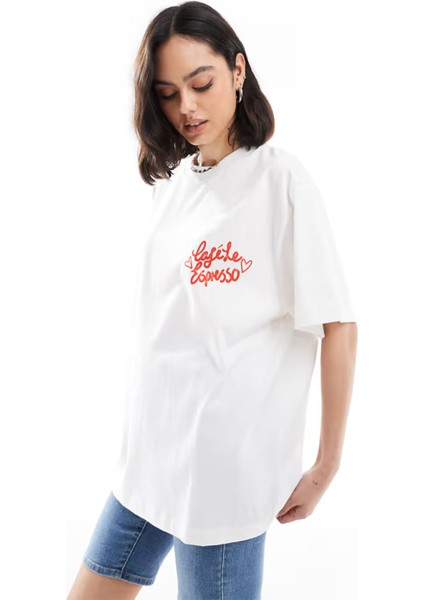 Kadın Beyaz Tişört – Oversize Rahat Kalıp – %100 Pamuk – Cafe Kruvasan Desenli fiyatları