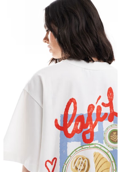 Kadın Beyaz Tişört – Oversize Rahat Kalıp – %100 Pamuk – Cafe Kruvasan Desenli fırsatları