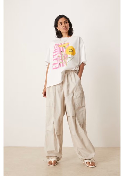 Kadın Beyaz Tişört – Oversize Rahat Kalıp – %100 Pamuk – Ay Çiçeği Desenli