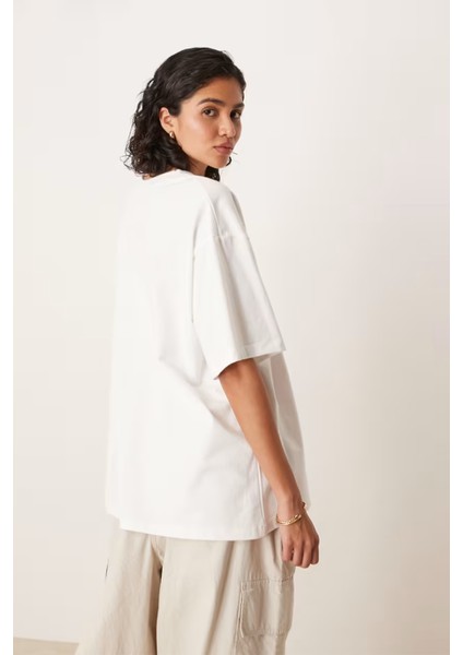 Kadın Beyaz Tişört – Oversize Rahat Kalıp – %100 Pamuk – Ay Çiçeği Desenli modelleri