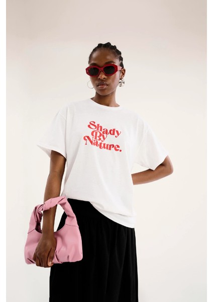Kadın Beyaz Tişört – Oversize Rahat Kalıp – %100 Pamuk – Shady By Nature Desen Baskılı fiyatları