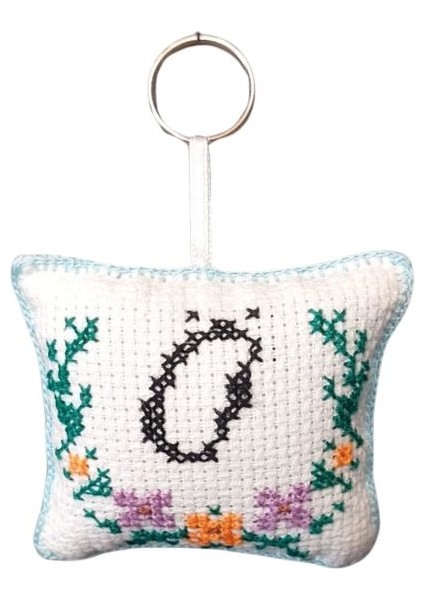 8776 El Yapımı Ö Harfi Kanaviçe Anahtarlık