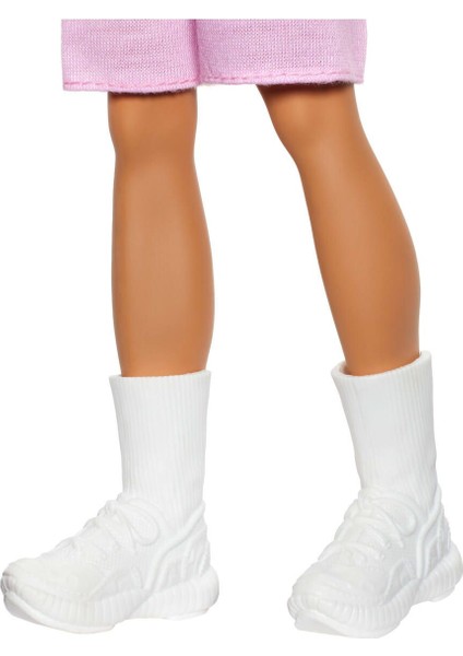 ® Bebek Kırmızı çizgili üstü, pembe şortu ve beyaz sneaker'larıyla sarışın Barbie Fashionistas Ken bebek HYV01 indirimleri
