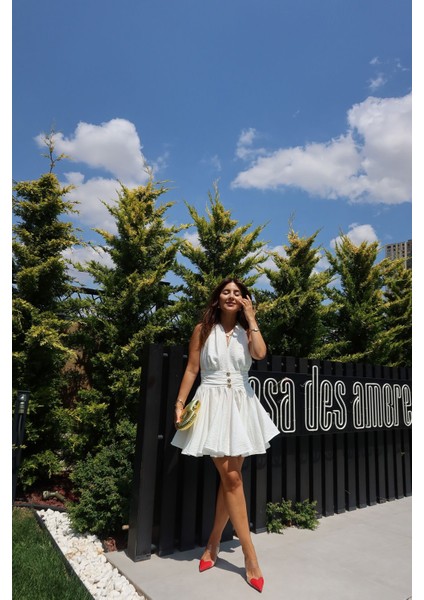 Sırtı Gipeli Boyundan Bağlamalı Gold Düğmeli Elbise