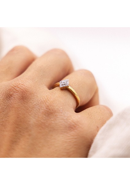 Şık ve Zamansız 375 Ayar Altın Kadın Yüzük 16 Adet Beyaz Zirkonya ile Işıltılı Elegans modelleri