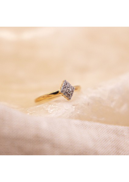 Şık ve Zamansız 375 Ayar Altın Kadın Yüzük 16 Adet Beyaz Zirkonya ile Işıltılı Elegans fırsatları