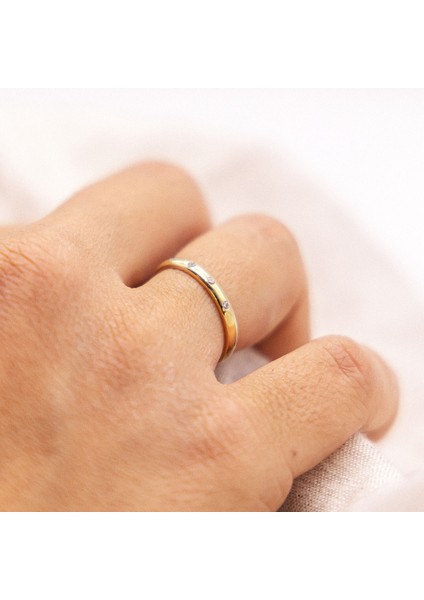 Stil ve Zarafet ile Zirkon Taşlı 375 Ayar Altın Kadın Yüzük Koruma Özelliği ile modelleri