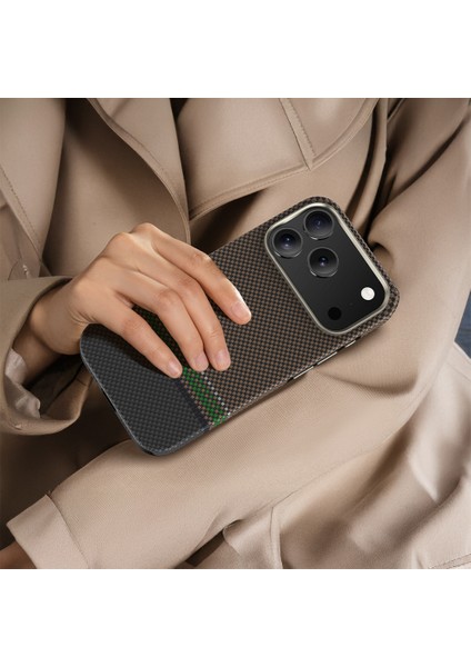iPhone 17 Pro Max Uyumlu Kılıf M-Safe Şarjlı Karbon Fiber Benks Prestige Armorpro Kevlar Kapak Gold