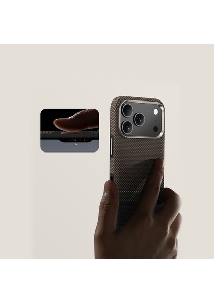 iPhone 17 Pro Max Uyumlu Kılıf M-Safe Şarjlı Karbon Fiber Benks Prestige Armorpro Kevlar Kapak Gold