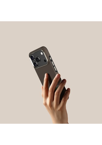 iPhone 17 Pro Max Uyumlu Kılıf M-Safe Şarjlı Karbon Fiber Benks Prestige Armorpro Kevlar Kapak Gold