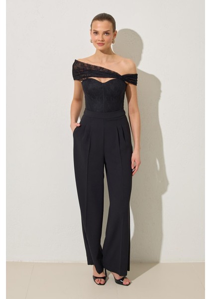 Siyah Kol ve Dantel Detaylı Pantolonlu Tulum