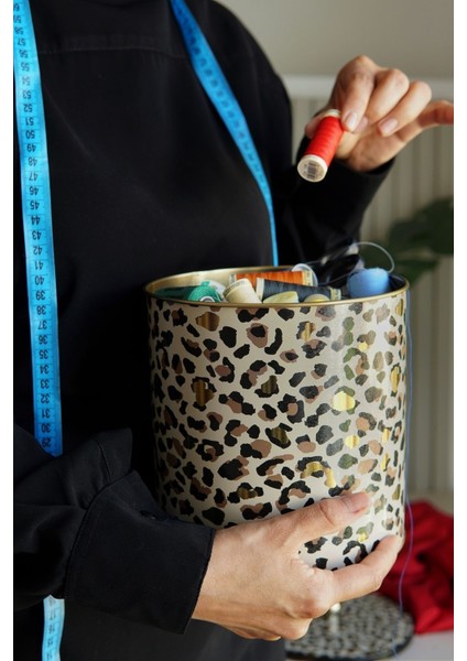 ER147-V4 Leo Desenli Yuvarlak Metal Saklama Kabı 17.5 cm