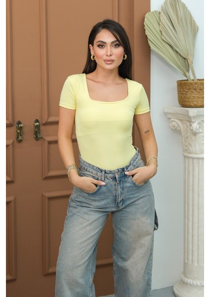 Kadın T-Shirt Kısa Kollu Kare Yaka Alttan Çıtçıtlı Slim Fit Zıbın Bluz