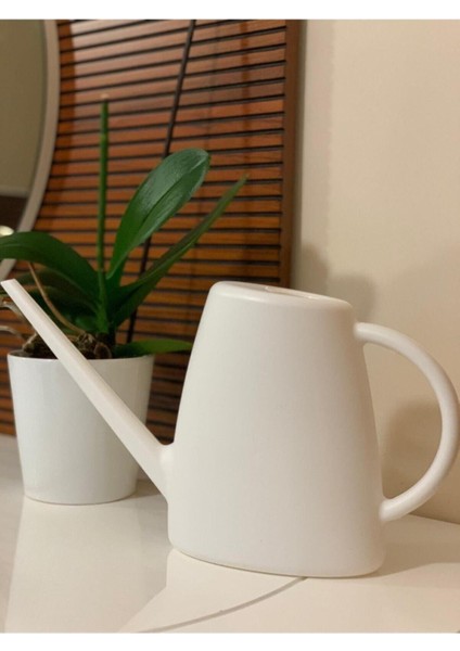 Beyaz Renk Plastik Çiçek Saksı Suluğu Sulama Kabı 1.7 Lt modelleri