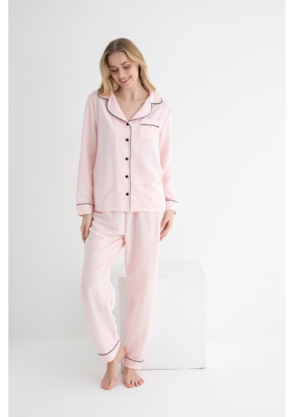 Kadın Aerobin Pijama Takımı – Siyah & Açık Pembe, Düğmeli Cep ve Biyeli Manşet Detaylı modelleri