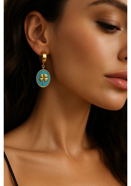 Altın Kaplama Dört Yapraklı Yonca Çelik Küpe – Turkuaz Zeminli Sallantılı Tasarım