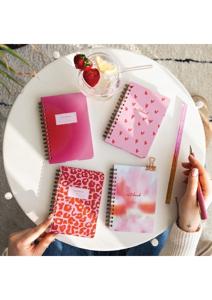 9X14 cm Sert Kapak Spiralli Çizgili 4 Lü Cep Not Defteri Seti - Pembe