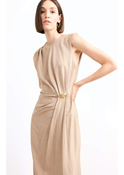 Fitted Toka Detaylı Poplin Kolsuz Yırtmaçlı Midi Elbise G0267AX25SM fırsatları