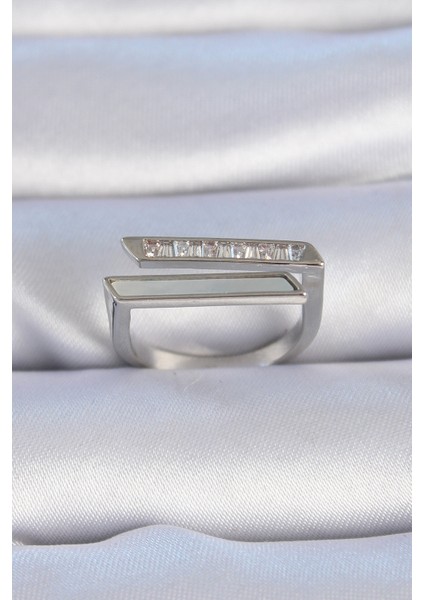 Pirinç Gümüş Renk Zirkon Taşlı Beyaz Sedef Detay Kadın Yüzük