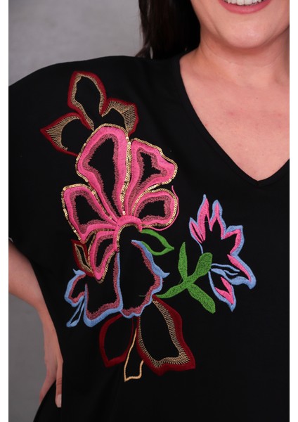 Kadın Büyük Beden Siyah, Omuz Çiçek Nakışlı, Rahat Kesim V Yaka Elbise 65N39078 indirimleri